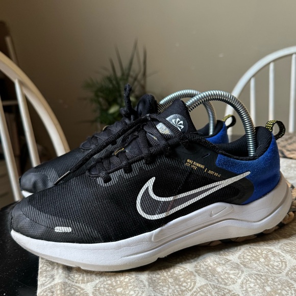 BOYS' NIKE BIG KID DOWNSHIFTER 12 RUNNING SHOES - Picture 4 of 11